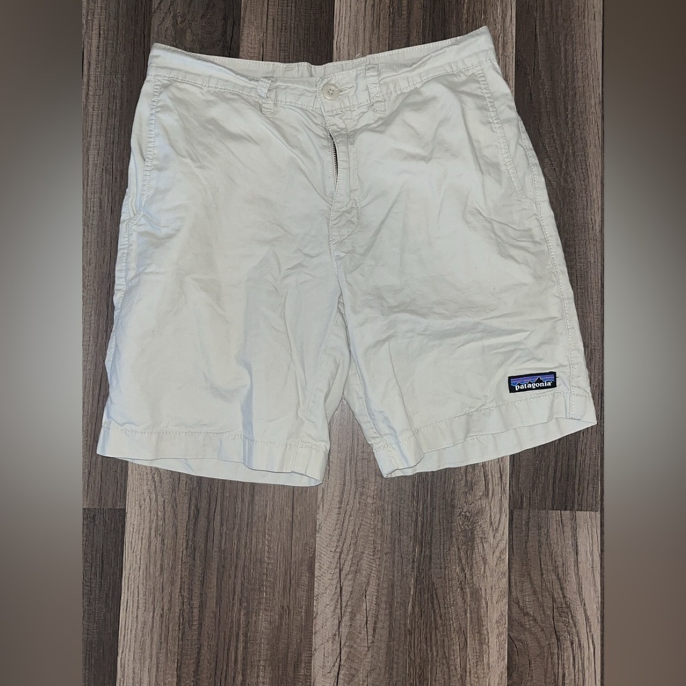 Men’s size 28 Patagonia khaki shorts tan organic cotton outdoors hiking summer
